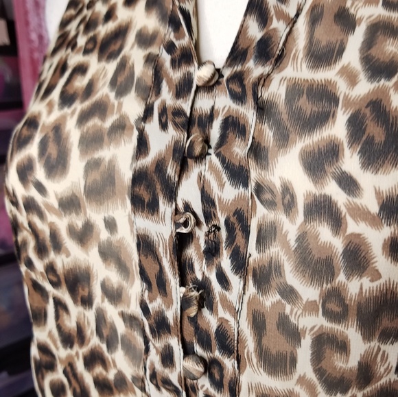 CLOSET CLEANOUT ⚠️Leopard print top - Picture 4 of 8